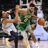 Jayson Tatum déborde Jordan Poole pour une septième victoire de rang de Boston face à Washington. KEYSTONE/AP/Nick Wass